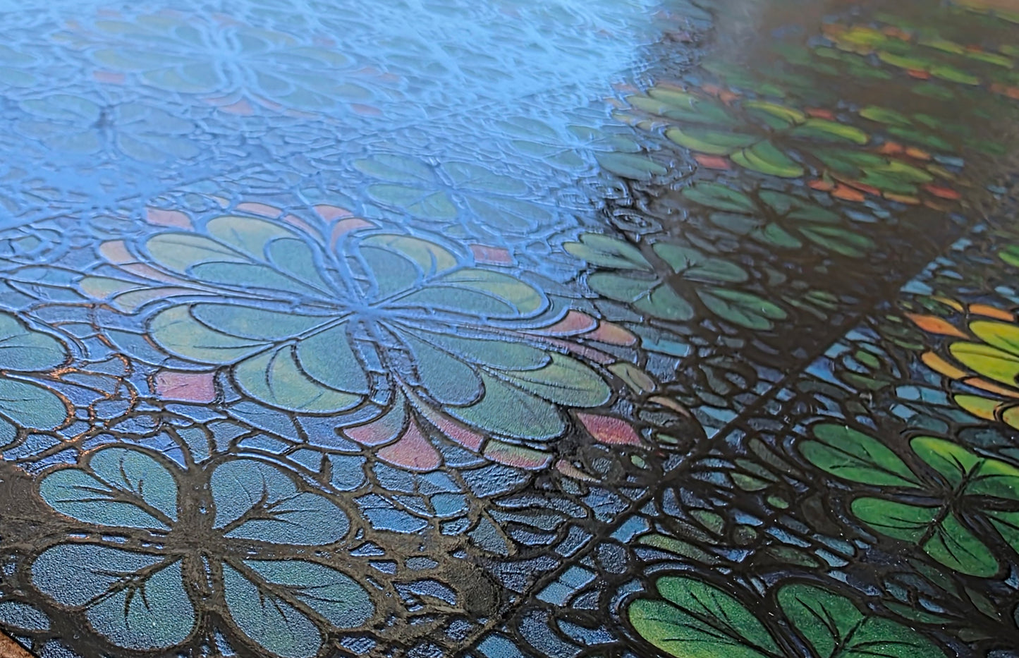 DecoCraft - Elevated Textures - Realistic Stained Glass - Emerald Shamrocks