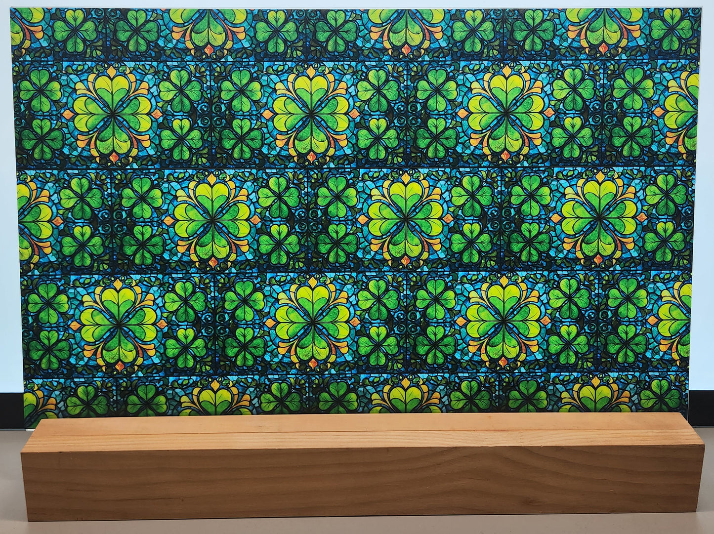 DecoCraft - Elevated Textures - Realistic Stained Glass - Emerald Shamrocks